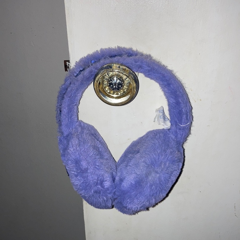 Is nice and soft and has glitter in the outside